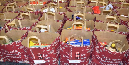 Die Spenden mit Lebensmitteln und Hygieneartikeln werden in Tragtaschen verpackt. 