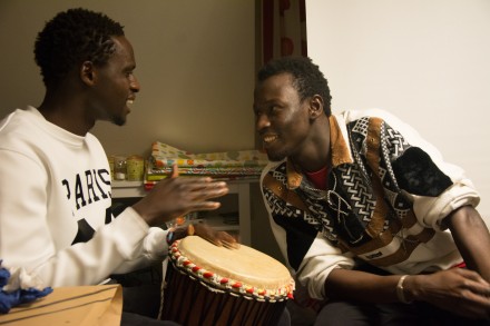 Zwei Männer aus Somalia spielen auf Trommeln. 