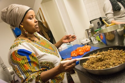 Eine Frau aus Somalia zeigt wie man ein typisches Gericht aus ihrem Land kocht. 
