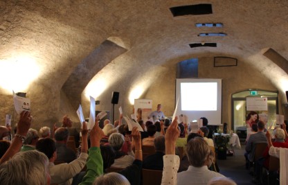 Die Mitglieder des SRK Kanton St.Gallen stimmen an der Mitgliederversammlung ab